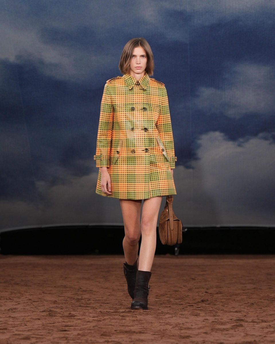 Un look Burberry primavera-estate 2026 (courtesy Burberry)