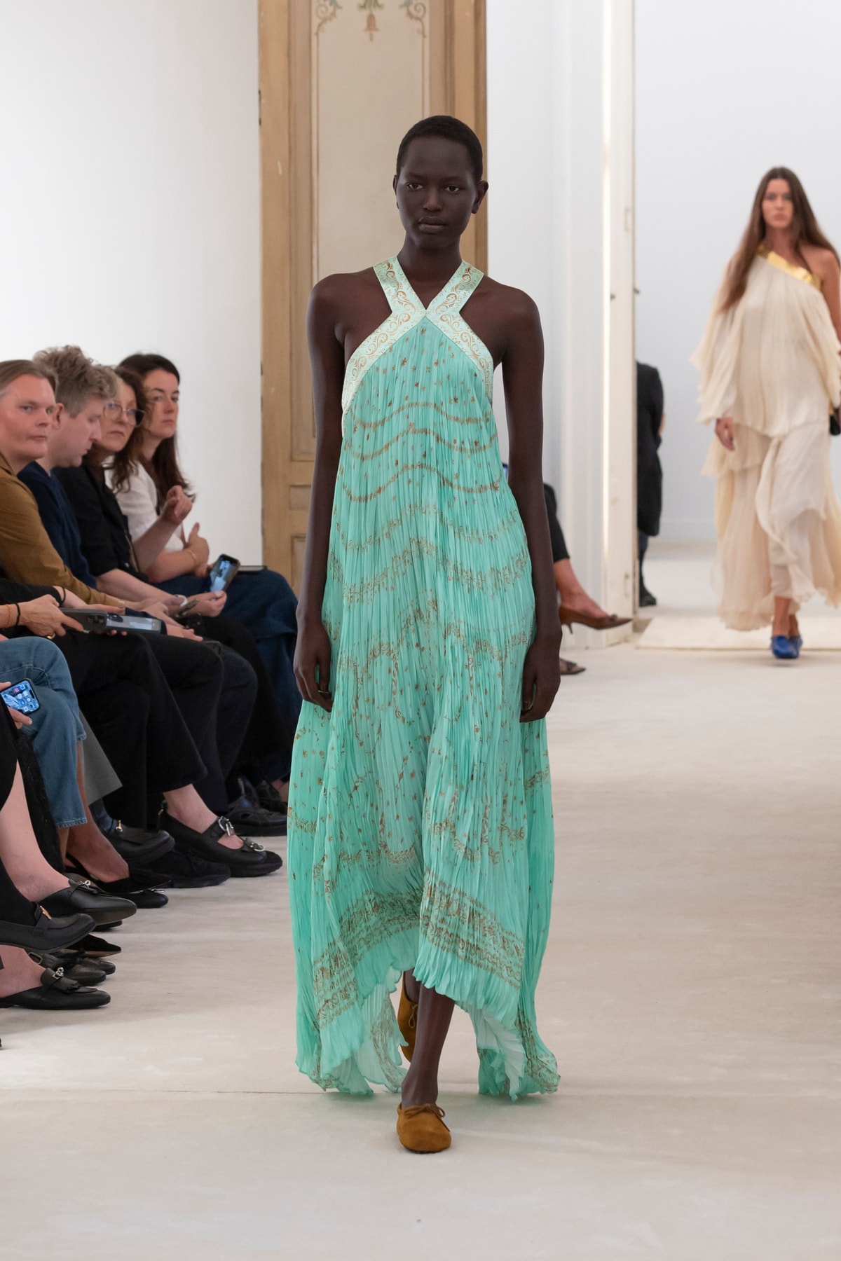 Un look Alberta Ferretti primavera-estate 2026 (courtesy Alberta Ferretti)