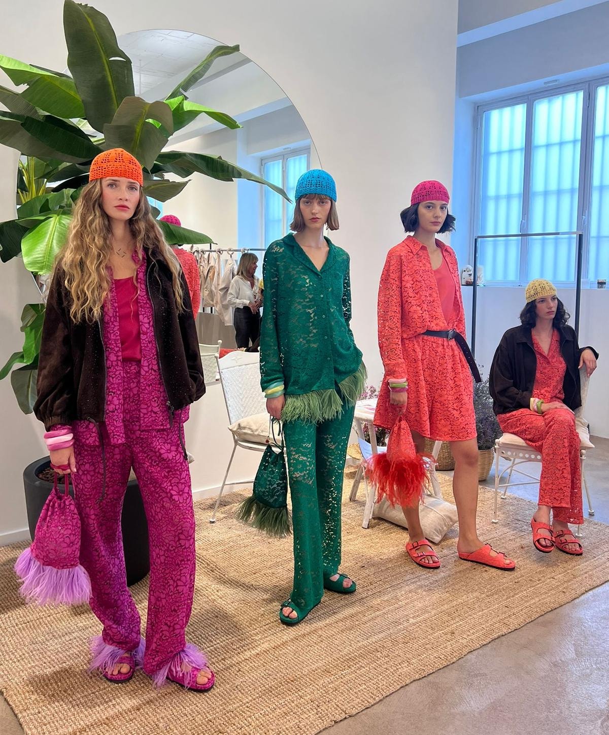Tre look Simonetta Ravizza primavera-estate 2026 (foto Annachiara Gaggino)