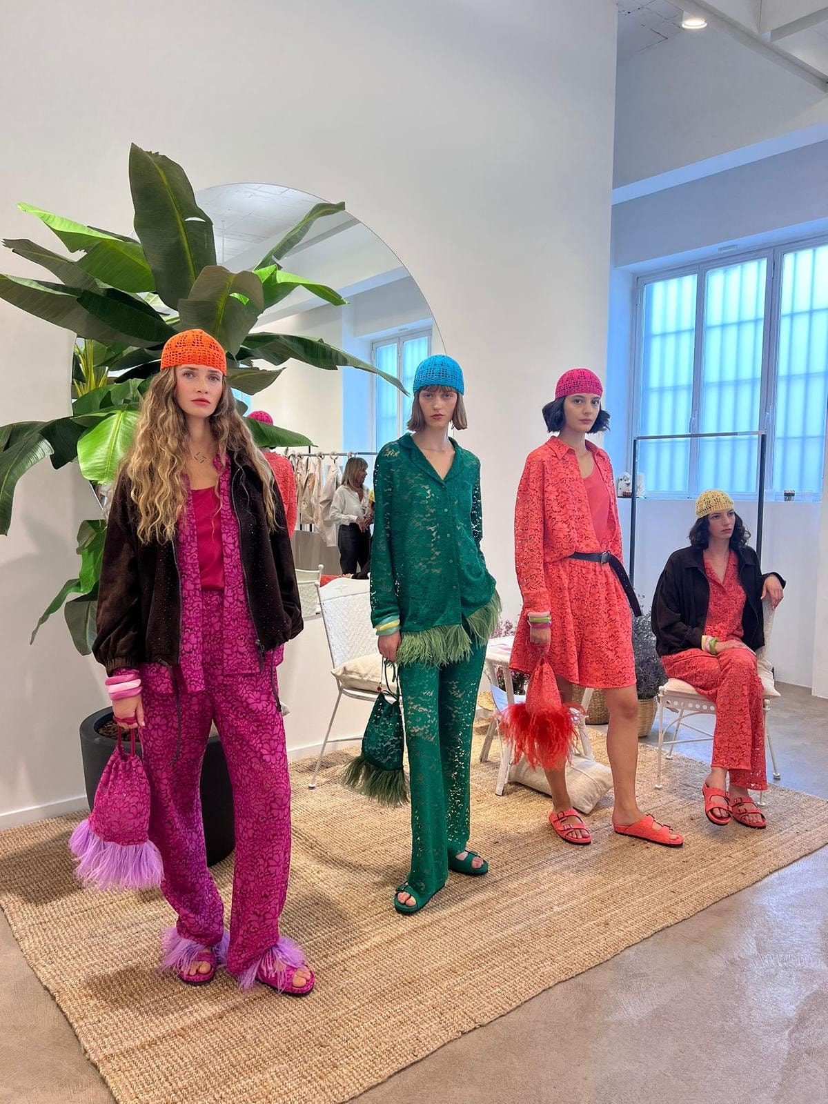 Tre look Simonetta Ravizza primavera-estate 2026 (foto Annachiara Gaggino)