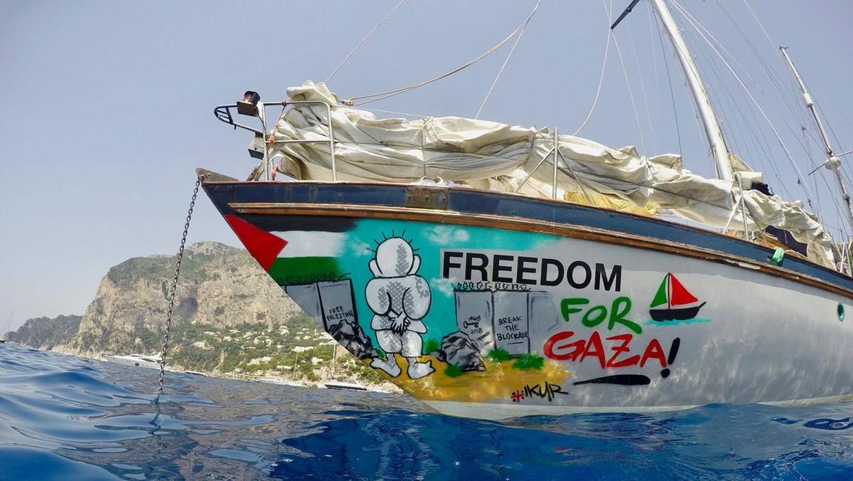 Attacco nella notte alla Global Sumud Flotilla al largo di Creta: droni e esplosioni a bordo. Crosetto invia una fregata italiana a difesa