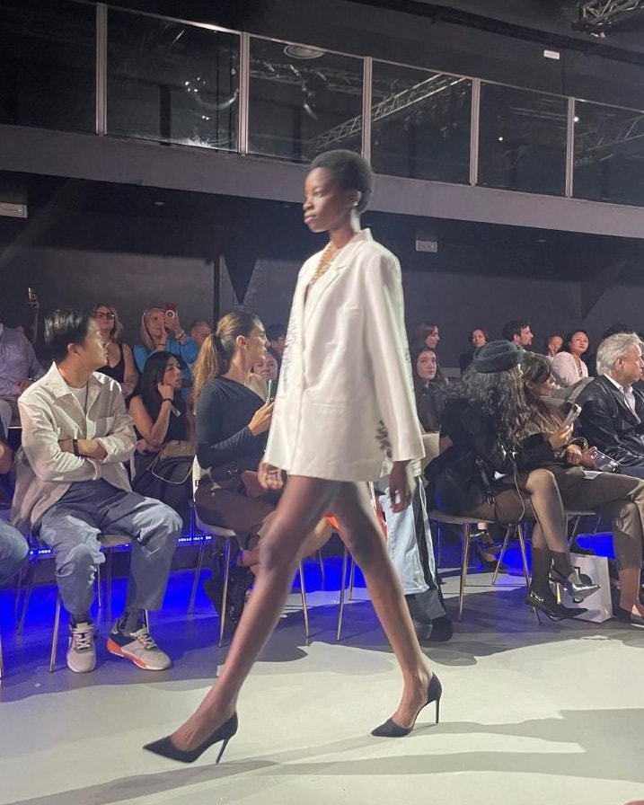 B-iconic rompe gli schemi del défilé tradizionale alla Milano fashion week