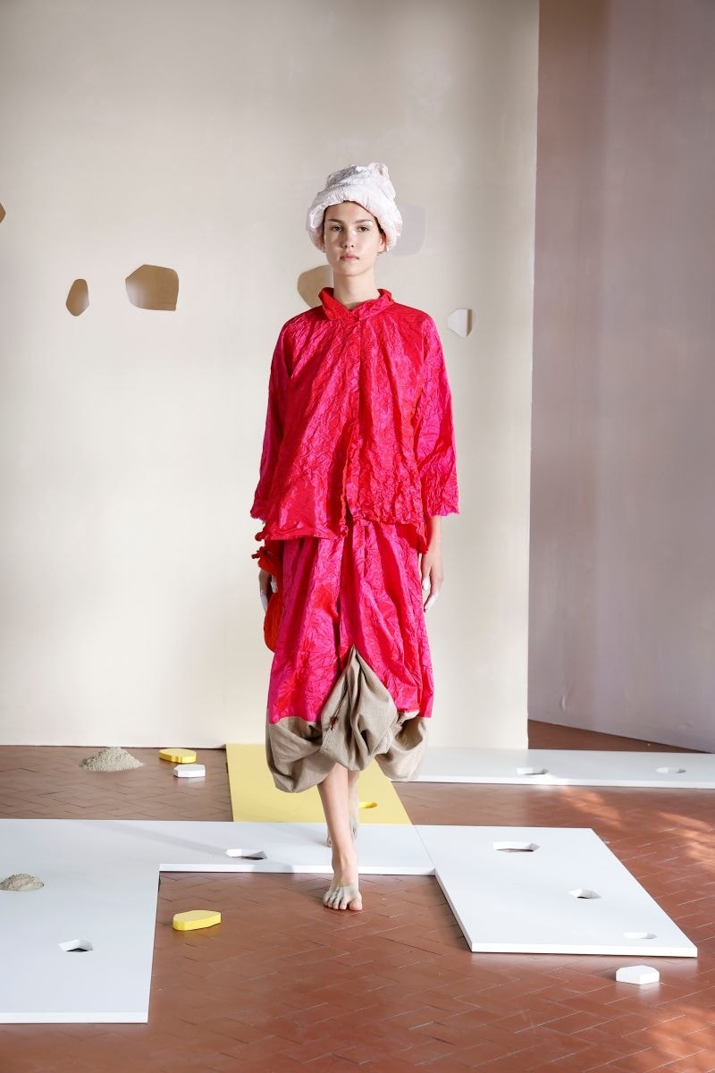 Un look Daniela Gregis s-s 2026 (ph Francesc Ten/MFF)