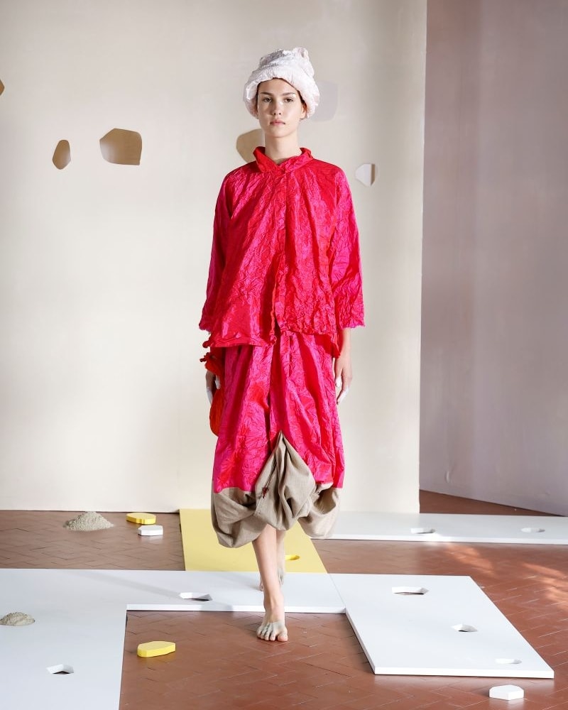 Un look Daniela Gregis s-s 2026 (ph Francesc Ten/MFF)
