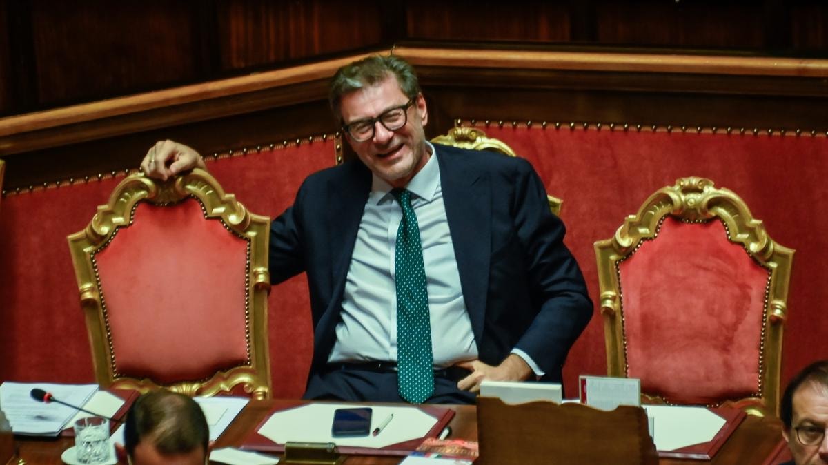 Manovra, approvata all’unanimità la risoluzione al Senato. Giorgetti: il calo dello spread è un beneficio per tutti gli italiani