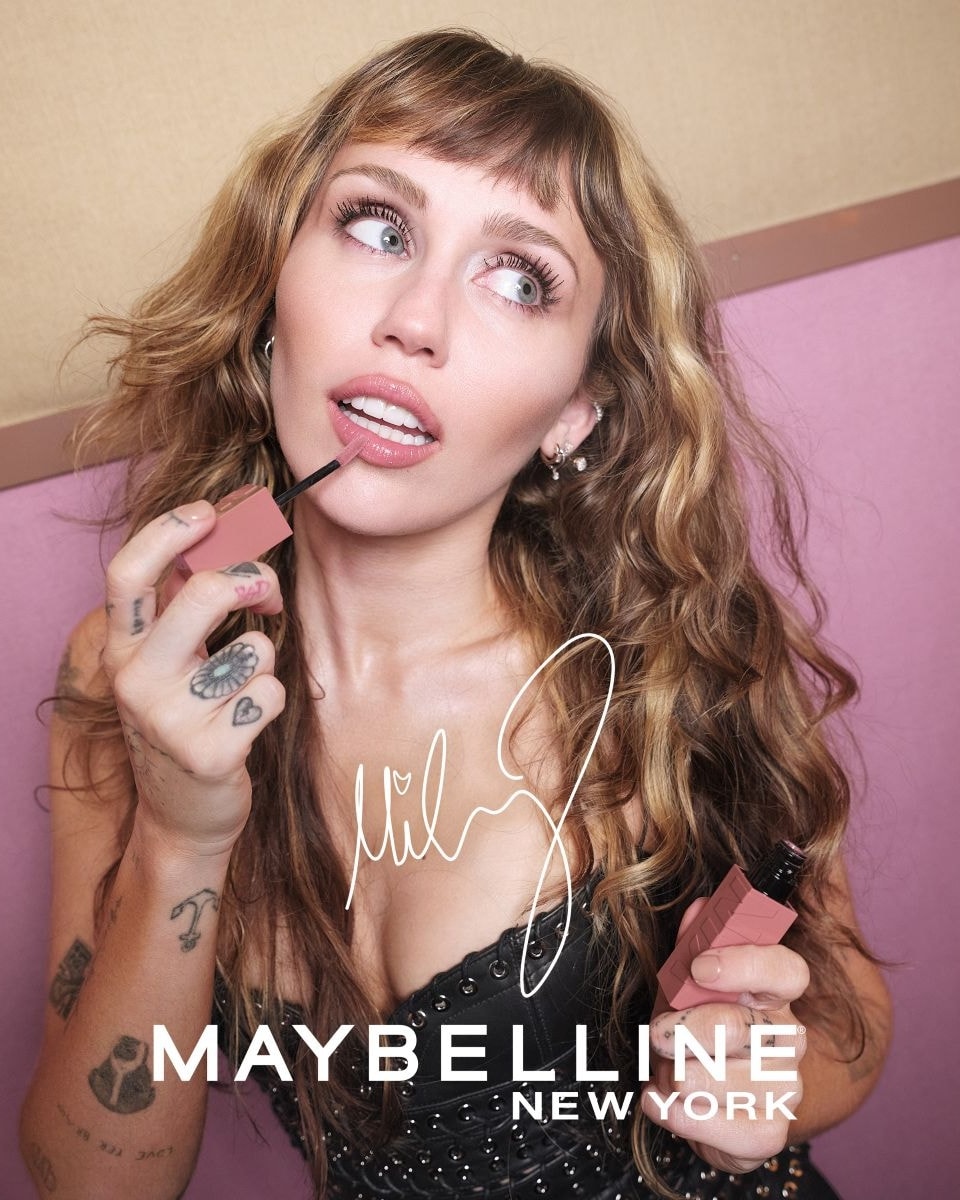 Miley Cyrus nella campagna di Maybelline New York (courtesy Maybelline)