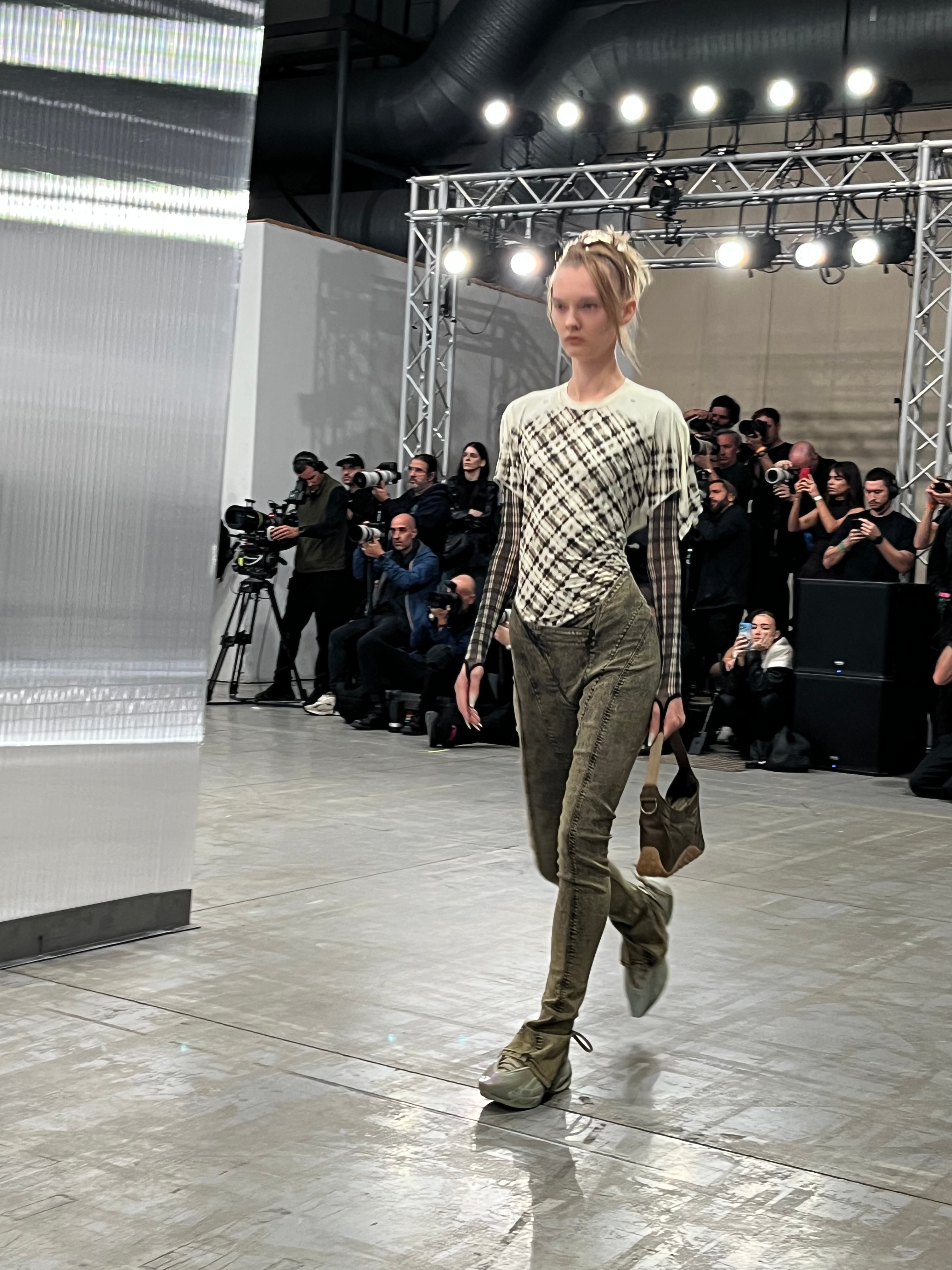 Un look Knwls primavera-estate 2026 (foto Giada Cardo)