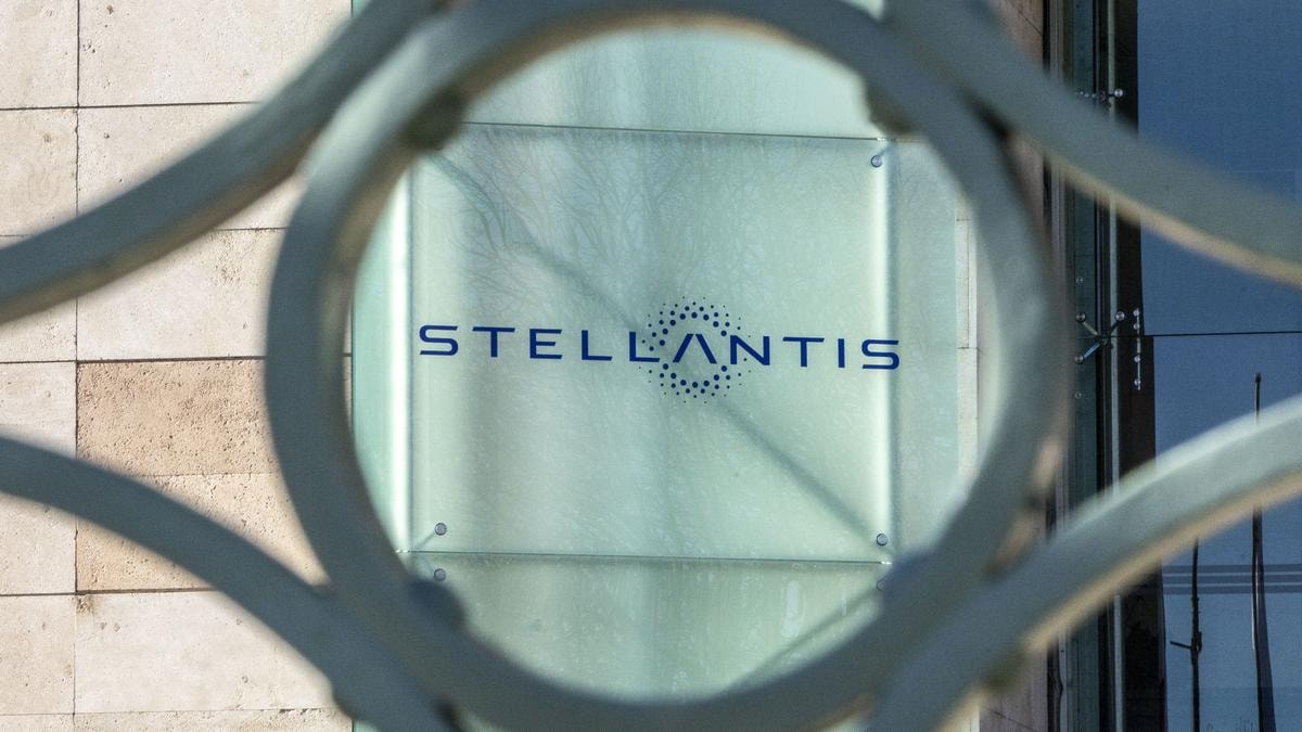 Auto Ue, il mercato ad agosto sale del 5,3%. Stellantis torna a crescere e Byd batte ancora Tesla