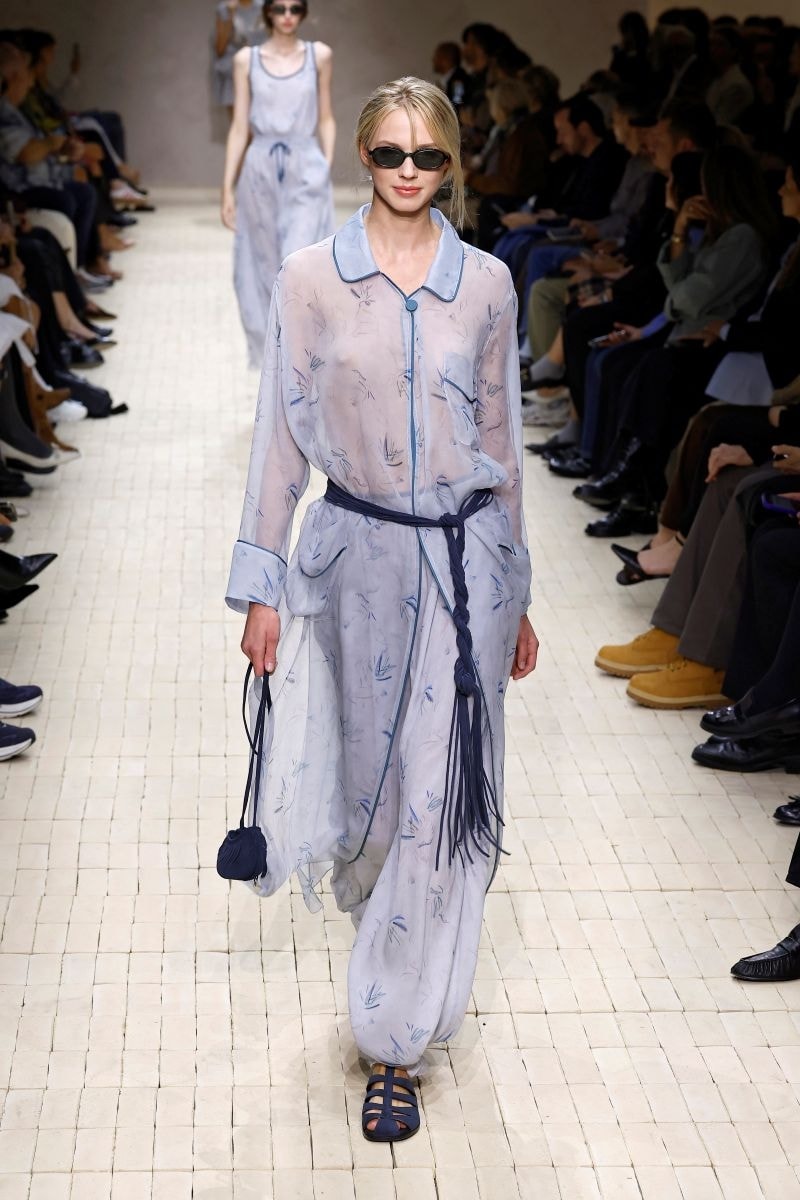 Una proposta Emporio Armani primavera-estate 2026 (ph Francesc Ten/MFF)