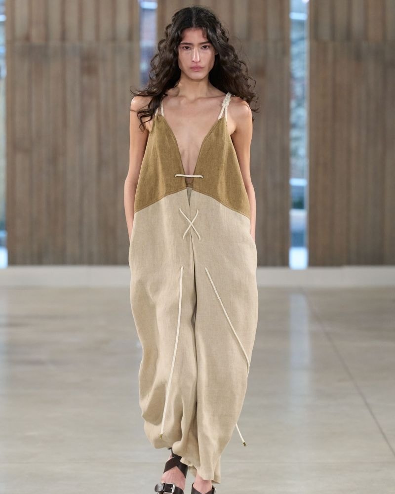 Un look Moschino spring-summer 2026 (ph Francesc Ten/MFF)