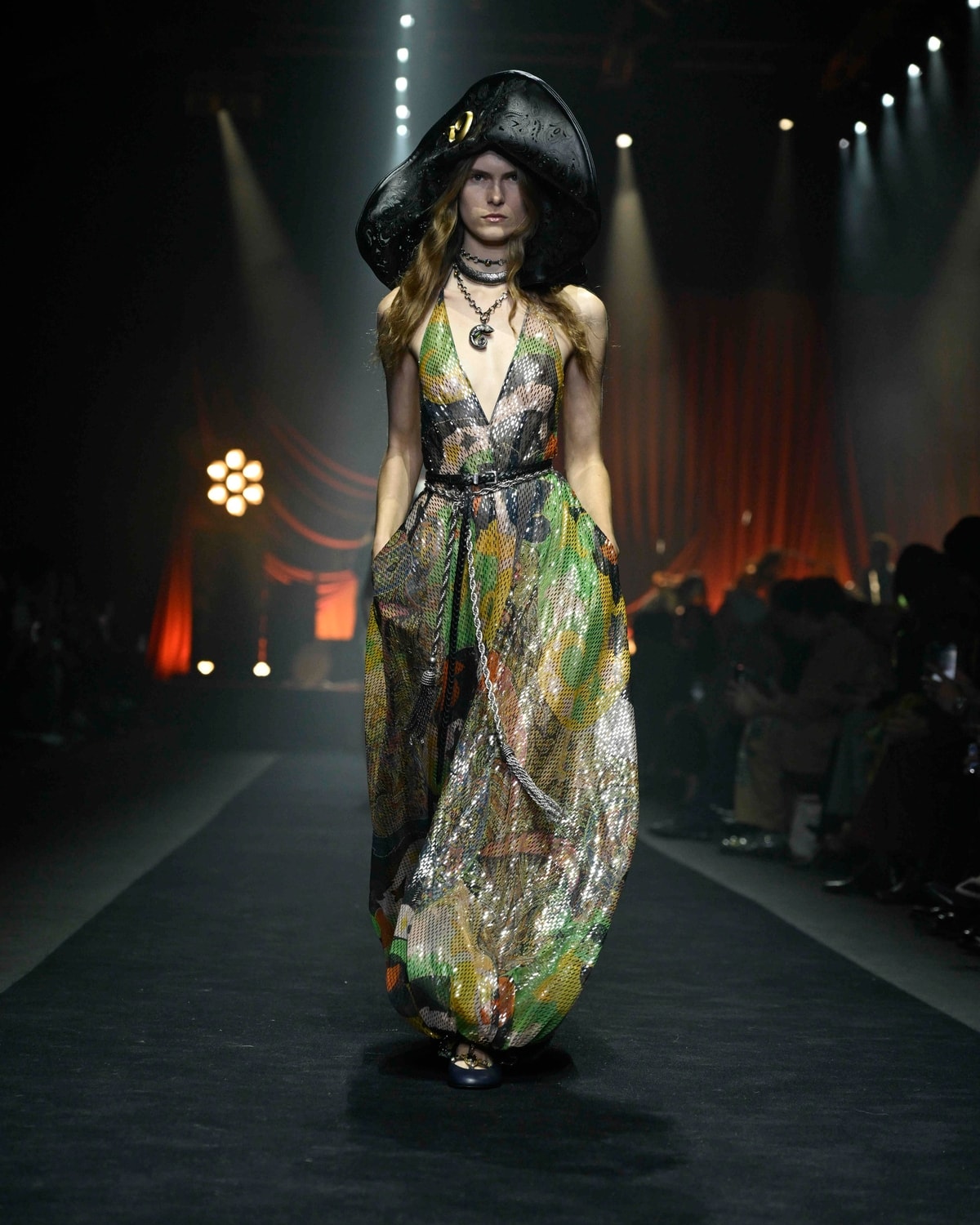 Un look Etro sping-summer 2026 (ph Francesc Ten/MFF)