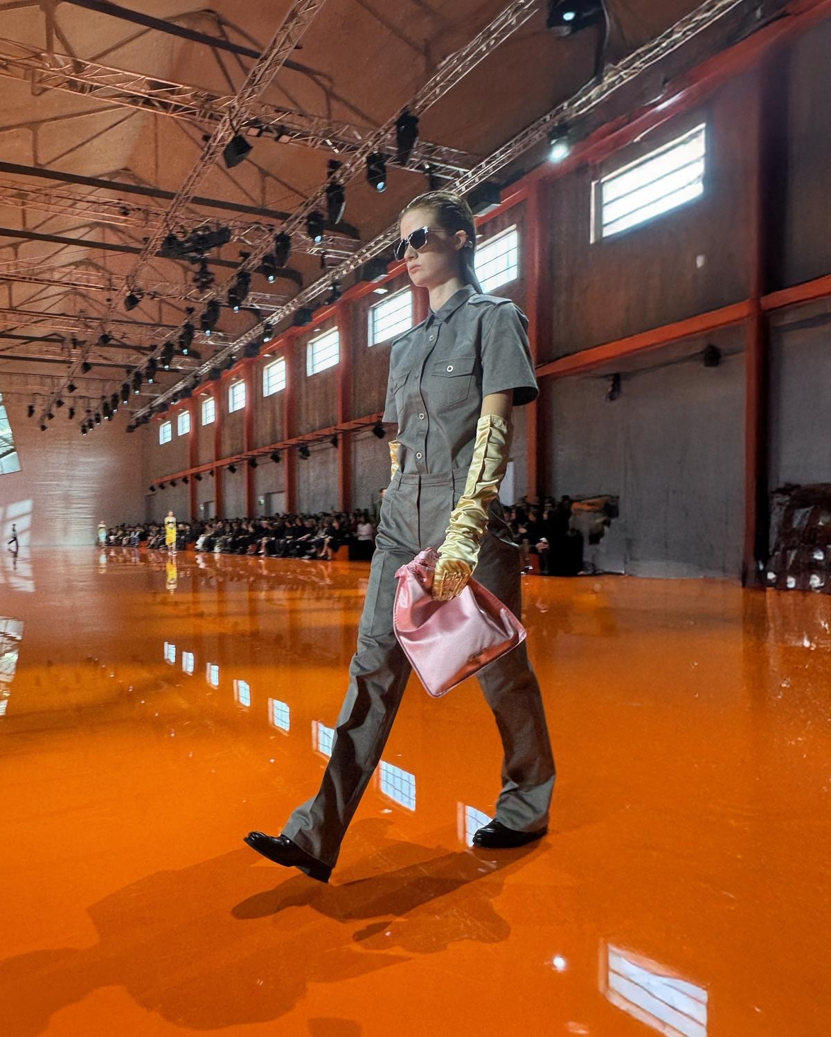 Un look Prada primavera-estate 2026 (ph Stefano Roncato)