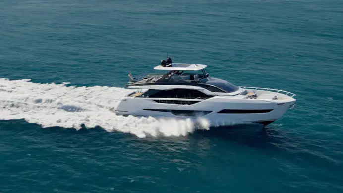 Ferretti Yachts 800: flybridge da sogno e comfort da superyacht