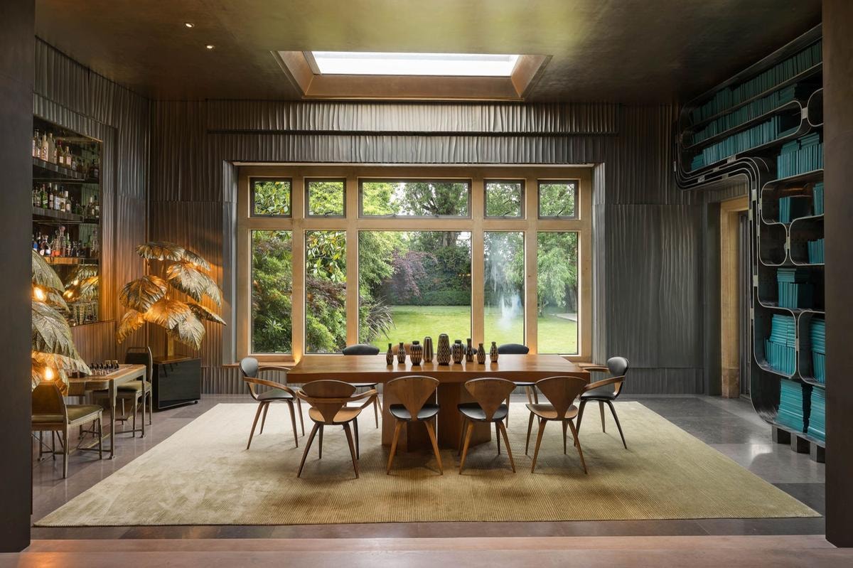 A Marlborough Place, United Kingdom Sotheby’s International Realty propone questa proprietà unica, come unico è il prezzo: 25 milioni di sterline (28 milioni 800mila euro circa). Si tratta di una villa di quattro piani (nel seminterrato, sala cinema e piscina interna) di oltre 2mila metri, con cinque camere da letto, e un meraviglioso giardino.