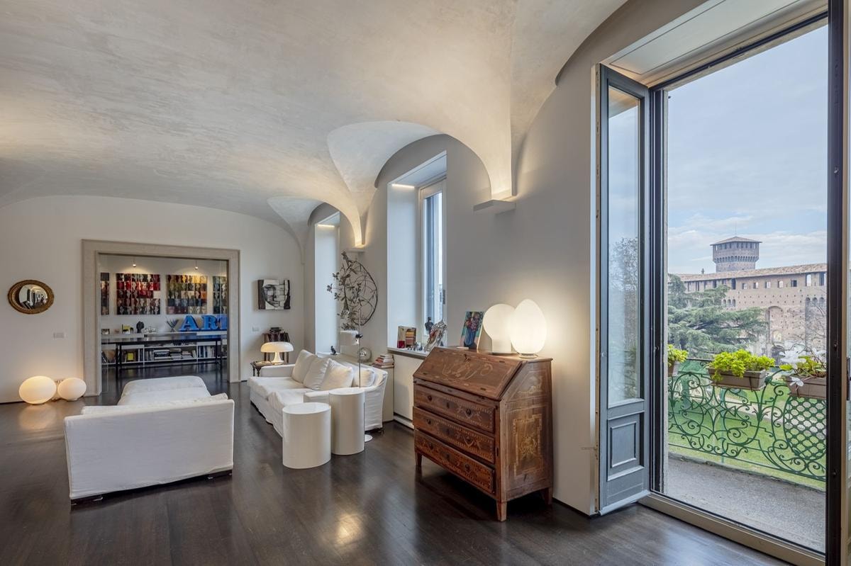 Al terzo piano di un palazzo in piazza Castello è in vendita, tramite Italy Sotheby’s International Realty, un appartamento   di 565 mq, con nove camere e cinque bagni, che unisce lo charme di una casa antica a icone del design contemporaneo. Completano la proprietà  due posti macchina (essenziali in zona).