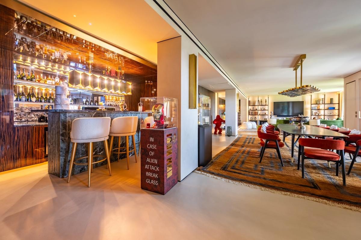 Nel cuore di San Siro, con vista sul Meazza, Quimmo Prestige Agency gestisce la vendita di questa   penthouse (su tre livelli) di 462 metri quadrati,  con 140 mq di roof garden con piscina. Cinque camere, sei bagni, ampia zona pranzo con tavolo che può ospitare fino a 12 persone e due grandi box. Servizio portineria e vigilanza 24 ore su 24.