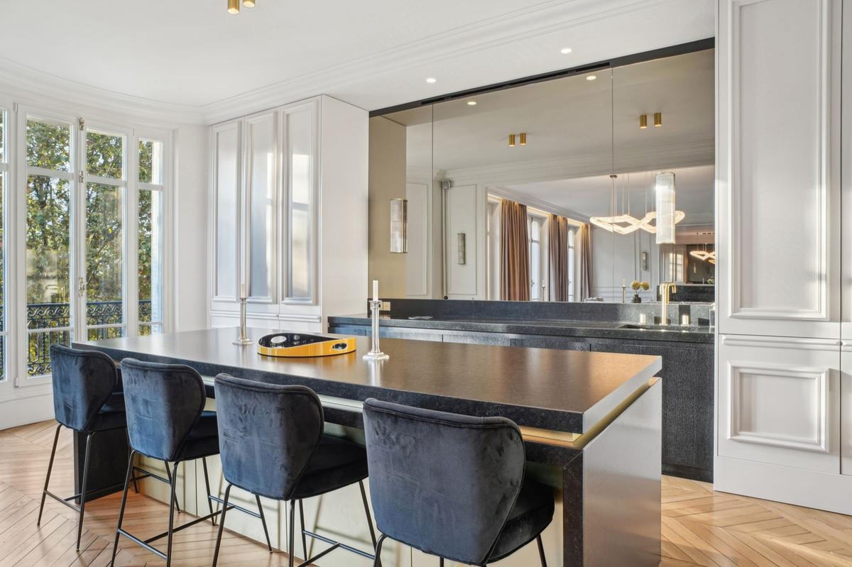 A due passi da Esplanade du Trocadéro, con vista sulla Torre Eiffel, Paris Ouest Sotheby’s International Realty   propone, a 7 milioni di euro, questo appartamento di 244 mq al terzo piano. Doppio soggiorno, cucina open space, tre camere da letto, sala cinema.
