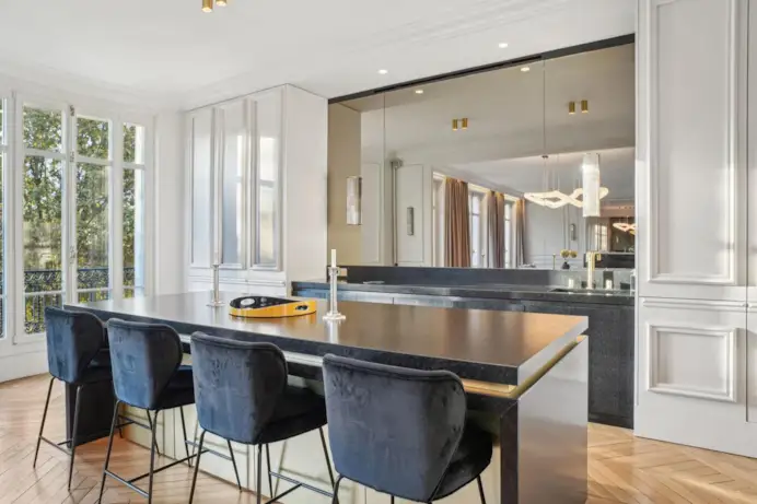 A due passi da Esplanade du Trocadéro, con vista sulla Torre Eiffel, Paris Ouest Sotheby’s International Realty propone, a 7 milioni di euro, questo appartamento di 244 mq al terzo piano. Doppio soggiorno, cucina open space, tre camere da letto, sala cinema.