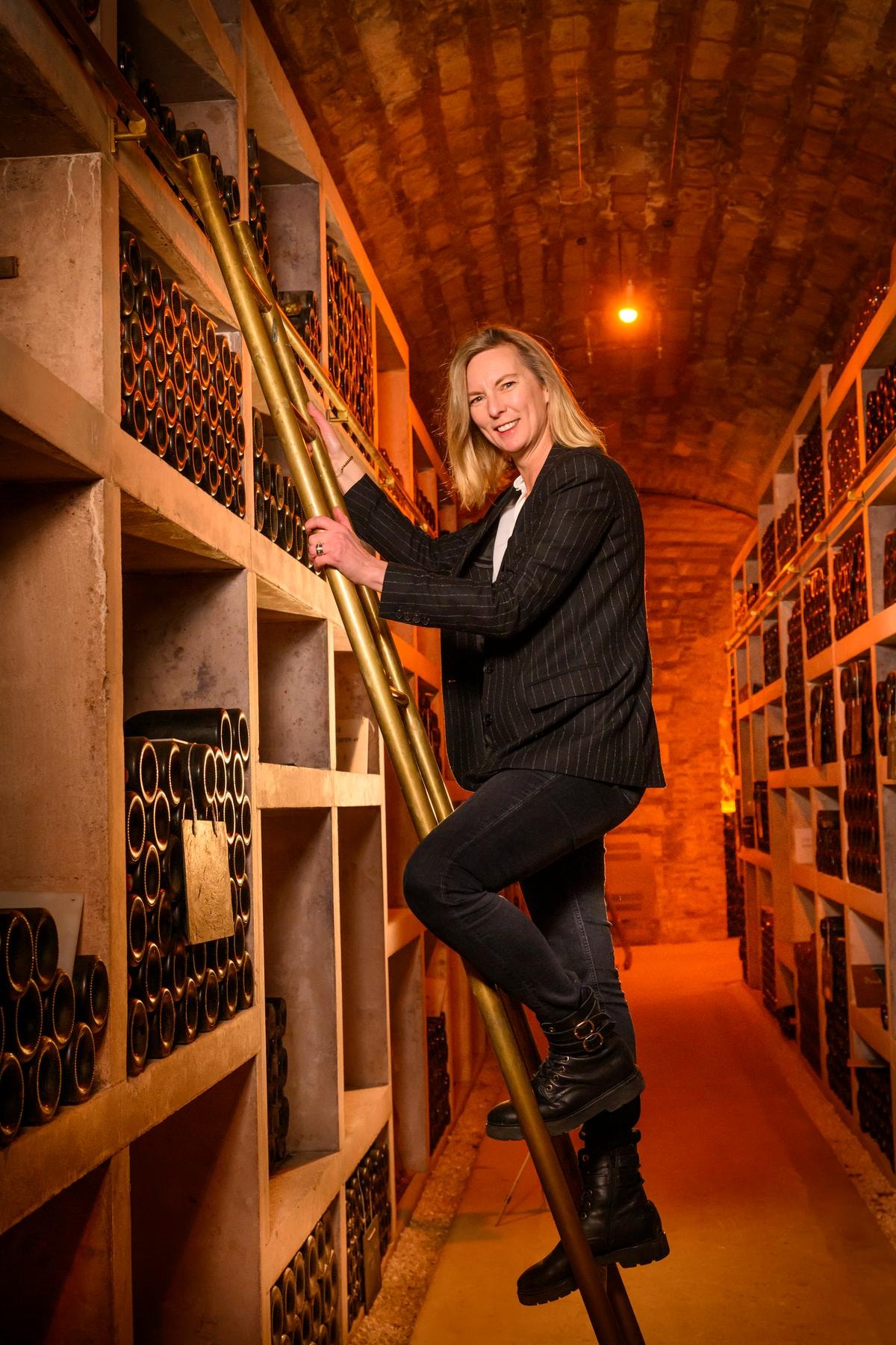 Caroline Latrive fotografata da Leif Carlsson nelle cantine della maison Deutz.