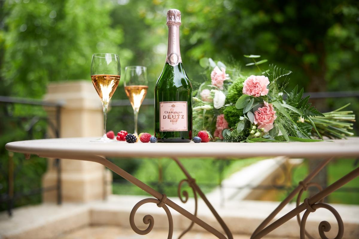 Deutz Rosé come tutti gli Champagne della maison è distribuita in esclusiva da Sagna.
