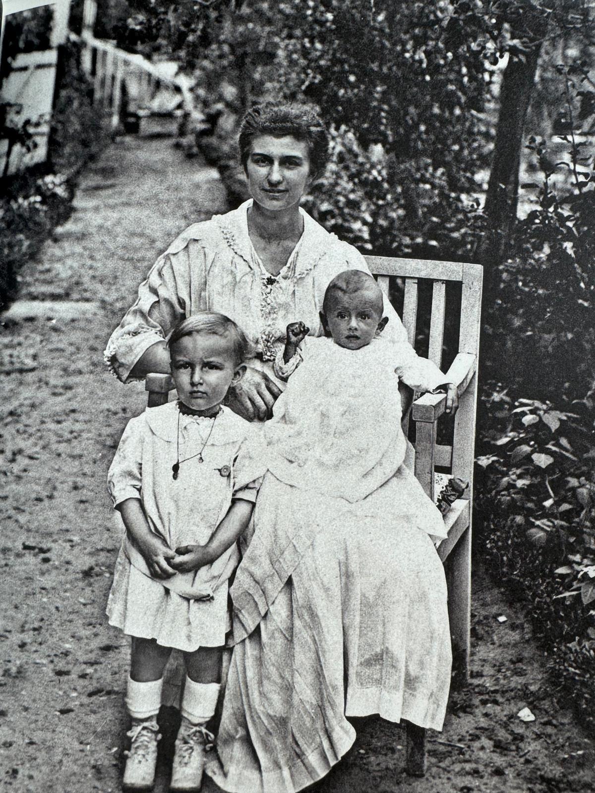 Marie-Louise de Nonancourt coi figli Maurice e Bernard, poi presidente di Laurent-Perrier.