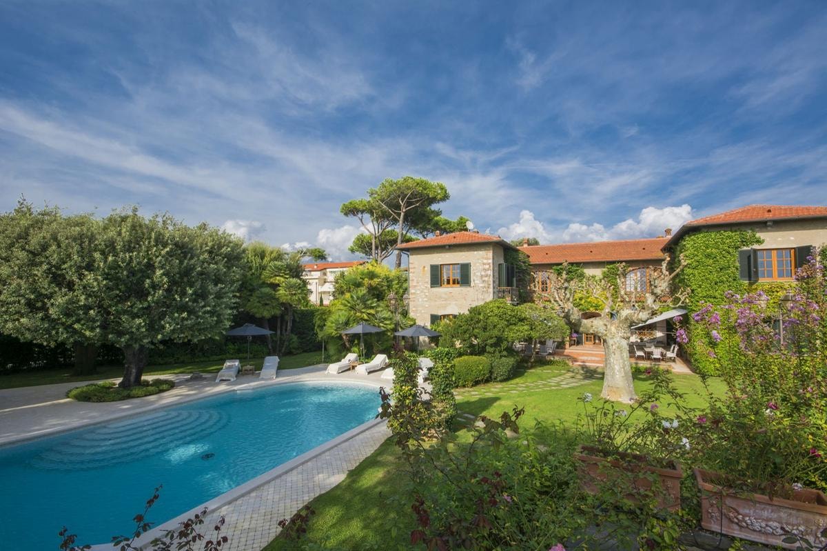 Chi conosce Forte, conosce questa bellissima proprietà, sul lungomare, firmata dall’architetto Tiziano Lera. Villa principale di 690 mq circa (con 10 camere), una per gli ospiti di 180 oltre a una depandance di 60. Giardino di di 3.500 con piante secolari, piscina e sauna. Italy Sotheby’s International Realty.