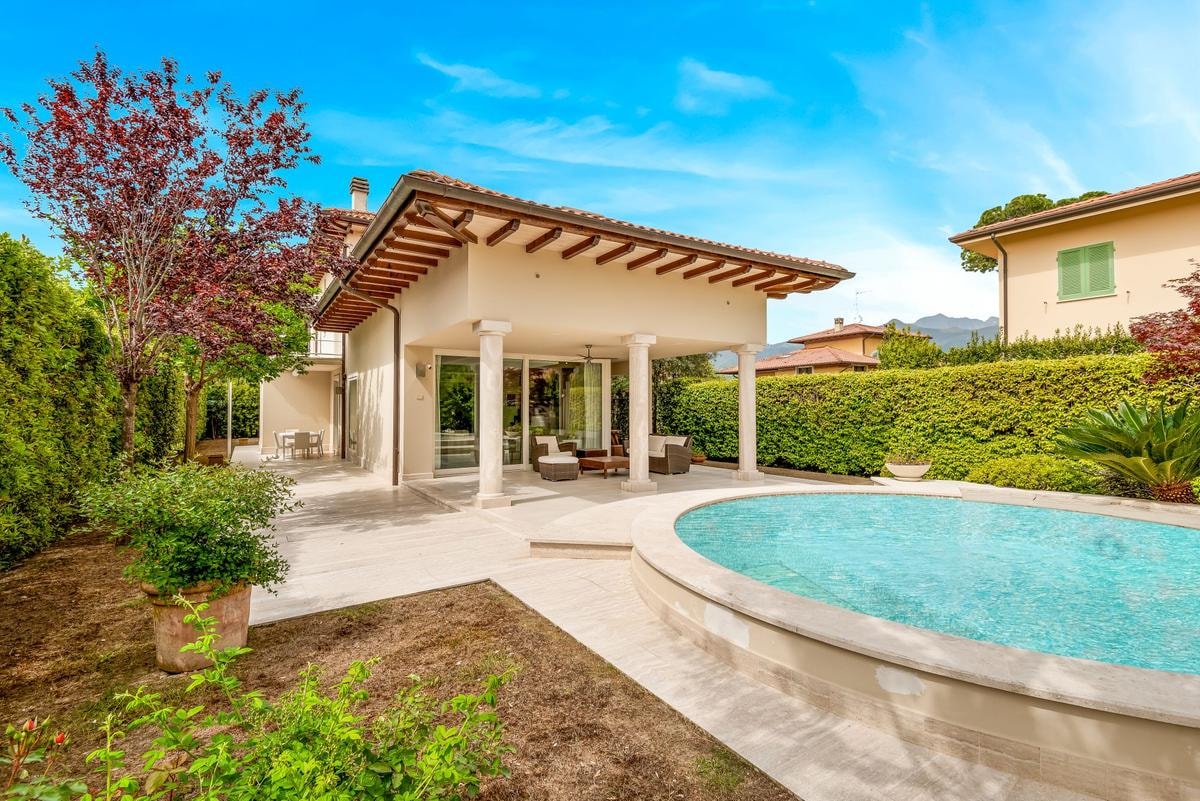 L’agenzia Lionard propone in vendita a 3 milioni 300mila euro questa villa dal design moderno di tre piani, per un totale di 300 metri quadrati, con cinque camere da letto, e giardino di 920 mq, con gazebo e piscina.