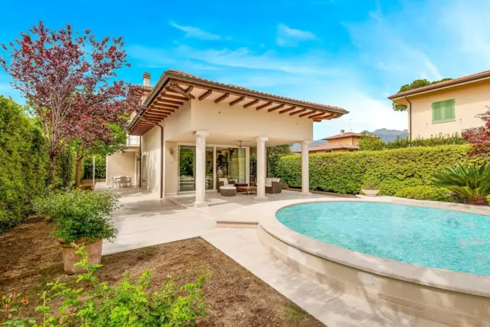 L’agenzia Lionard propone in vendita a 3 milioni 300mila euro questa villa dal design moderno di tre piani, per un totale di 300 metri quadrati, con cinque camere da letto, e giardino di 920 mq, con gazebo e piscina.