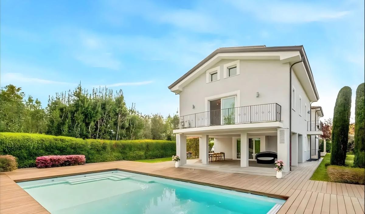 Nella zona di Vittoria Apuana, Gran Toscana Properties propone in vendita a 8 milioni, questa villa scenografica, con maestoso soggiorno a doppia altezza. Su quattro livelli, per 450 mq, ha cinque camere, nove bagni, sala cinema, palestra, bagno turco e piscina interna, oltre a una esterna nel giardino di 1.600 mq.