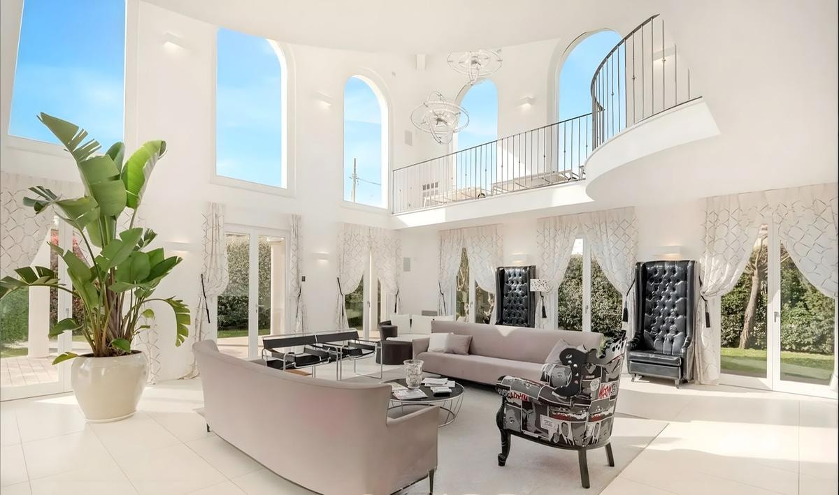 L'interno della villa in vendita da Gran Toscana Properties.