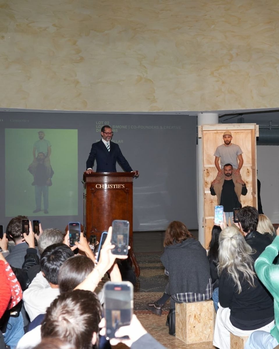Un momento dell'asta-show di Sunnei con Cristie's (courtesy Sunnei)