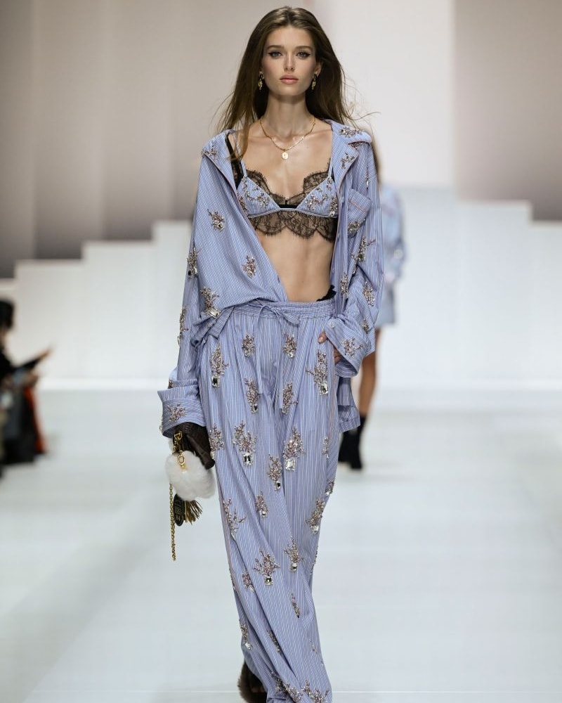 Un look Dolce&Gabbana spring-summer 2026 (foto Francesc Ten/MFF)