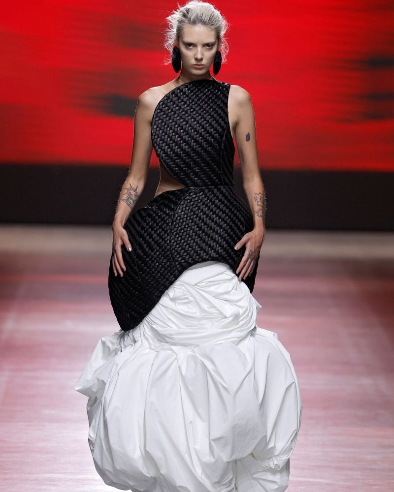 Un look Phan Dang Hoang spring-summer 2026 (ph Francesc Ten/MFF)