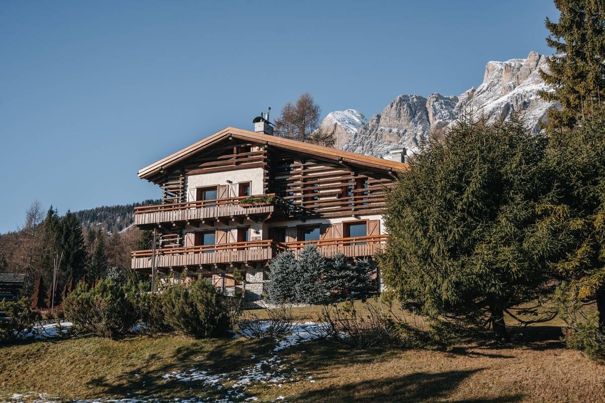 Iconica villa panoramica a Cortina d’Ampezzo in vendita a 20 milioni di euro da Italy Sotheby's International Realty. 690 mq, sei camere, otto bagni, Spa, sala biliardo...