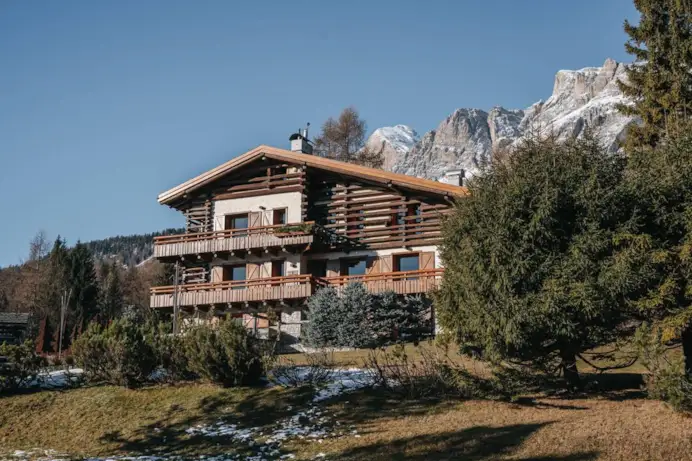 Iconica villa panoramica a Cortina d’Ampezzo in vendita a 20 milioni di euro da Italy Sotheby's International Realty. 690 mq, sei camere, otto bagni, Spa, sala biliardo...