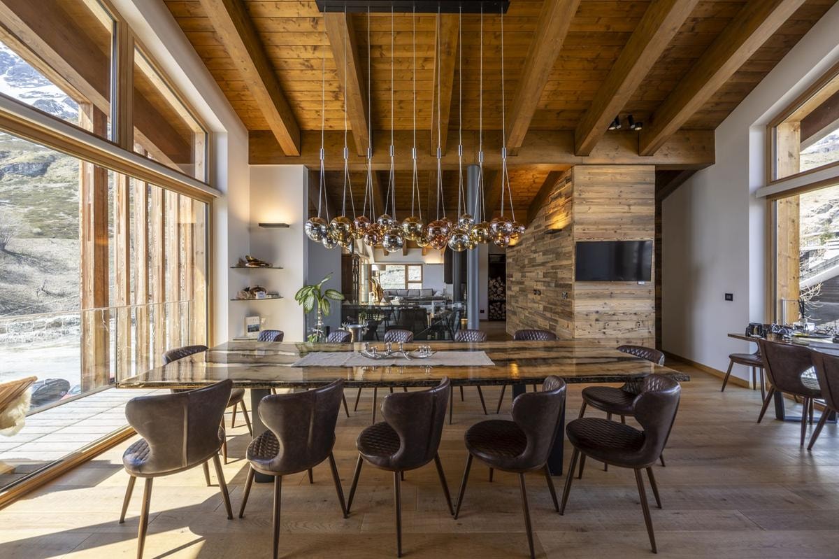 Chalet Blanc, costruito ex novo nel 2020 nel territorio di Valtournenche, alle porte di Cervinia, misura  850 metri quadrati, suddivisi in 7 camere da letto e 7 bagni, oltre ad area Spa, zone living, ski room, una terrazza esterna di 110 mq. Trattativa riservata, da Engel & Völkers.