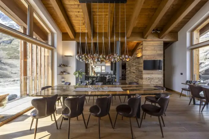Chalet Blanc, costruito ex novo nel 2020 nel territorio di Valtournenche, alle porte di Cervinia, misura 850 metri quadrati, suddivisi in 7 camere da letto e 7 bagni, oltre ad area Spa, zone living, ski room, una terrazza esterna di 110 mq. Trattativa riservata, da Engel & Völkers.