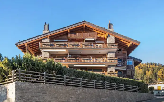 Quasi tre milioni di franchi per una penthouse di 290 mq (3 camere e 4 bagni) in vendita da Knight Frank a Crans Montana.