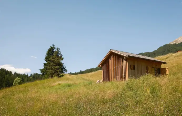 Nella suggestiva Val di Fassa, un piccolo chalet di 50 mq, con prato di 6mila mq, completamente restaurato. In vendita a 1 milione 100mila euro da Italy Sotheby's International Realty.