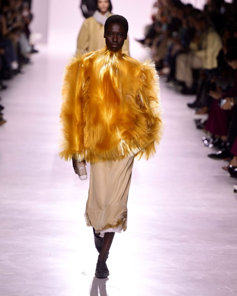 Un look Bottega Veneta primavera-estate 2026 (foto Francesc Ten/MFF)