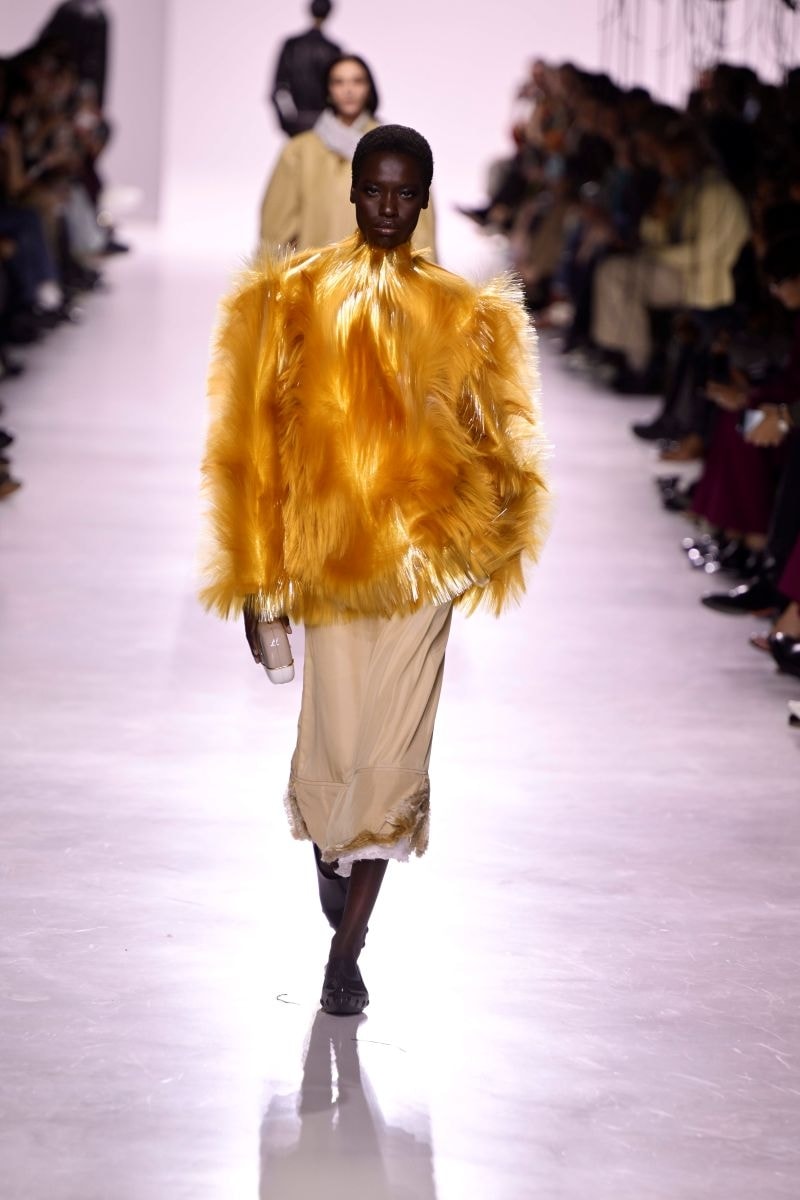 Un look Bottega Veneta primavera-estate 2026 (foto Francesc Ten/MFF)