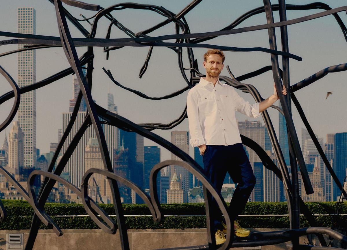 Petrit Halilaj sul tetto del Met di New York con la sua opera “Abetare”. ©VincentTullo