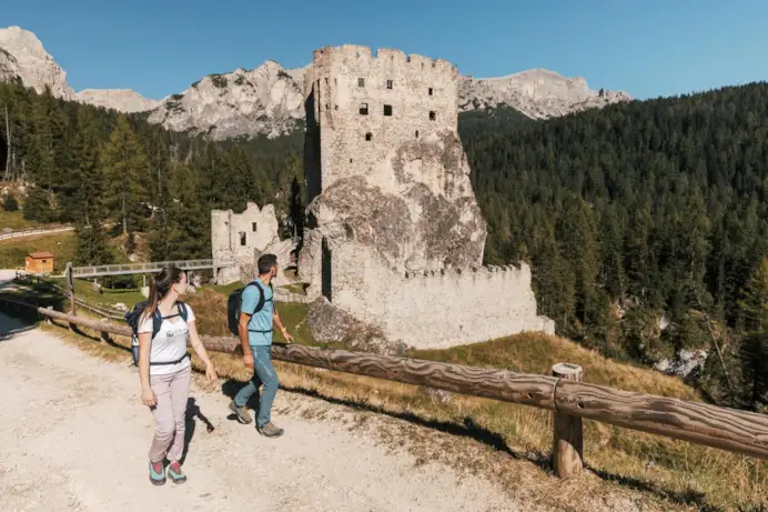 Escursioni, castelli e tradizioni: Arabba è la meraviglia discreta delle Dolomiti