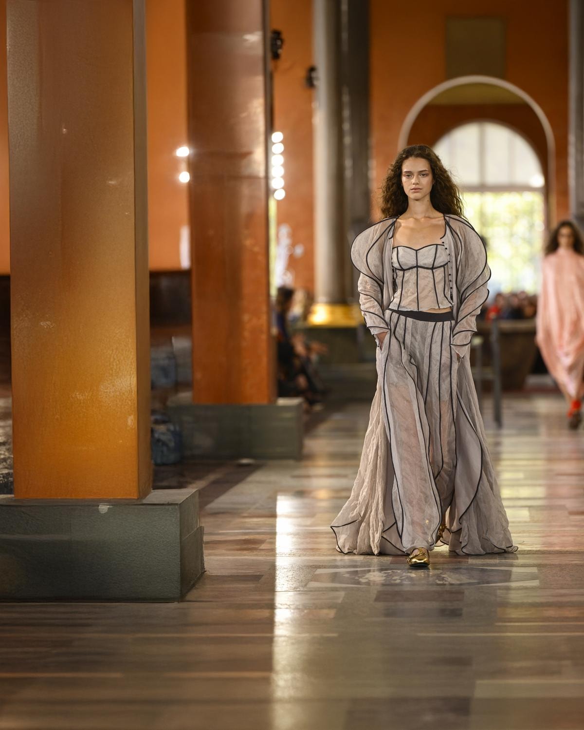 Un look Louis Vuitton primavera-estate 2026 (ph Francesc Ten/MFF)