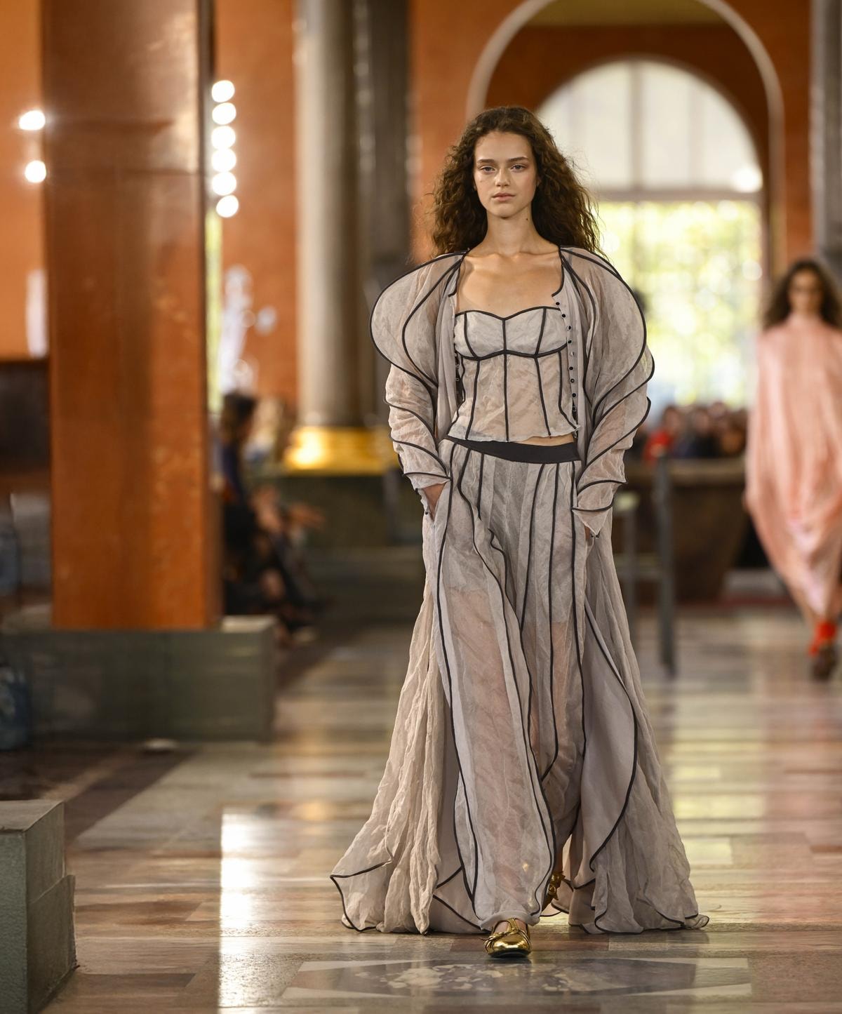 Un look Louis Vuitton primavera-estate 2026 (ph Francesc Ten/MFF)