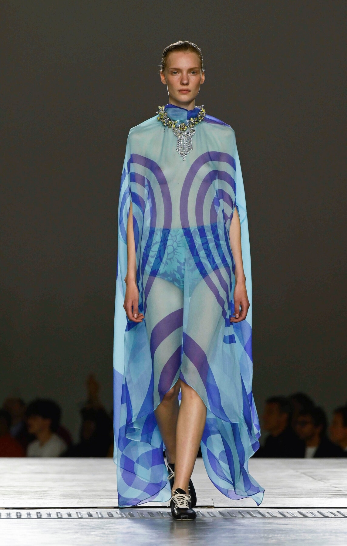 Un look Dries Van Noten spring-summer 2026 (foto Francesc Ten/MFF)