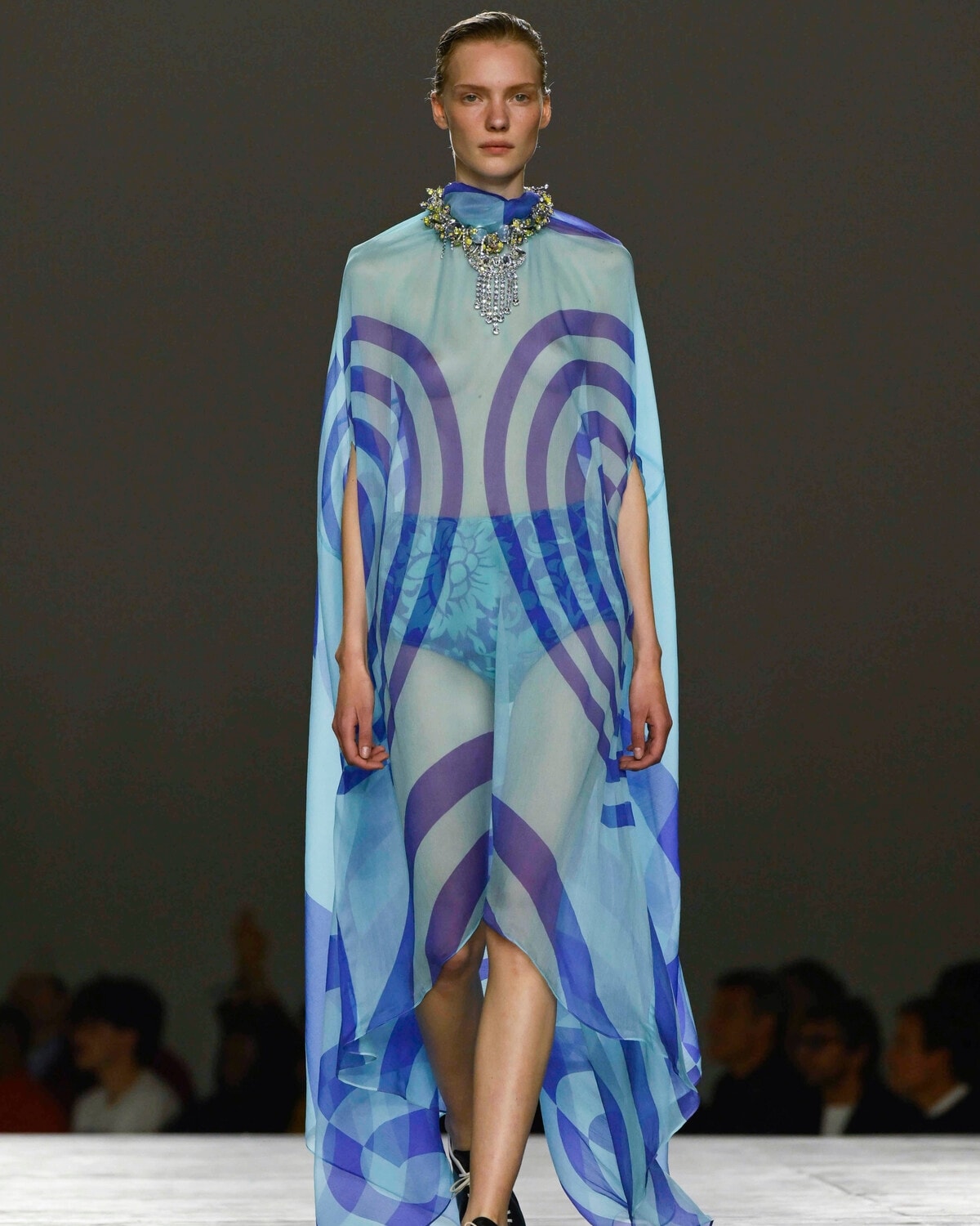 Un look Dries Van Noten spring-summer 2026 (foto Francesc Ten/MFF)