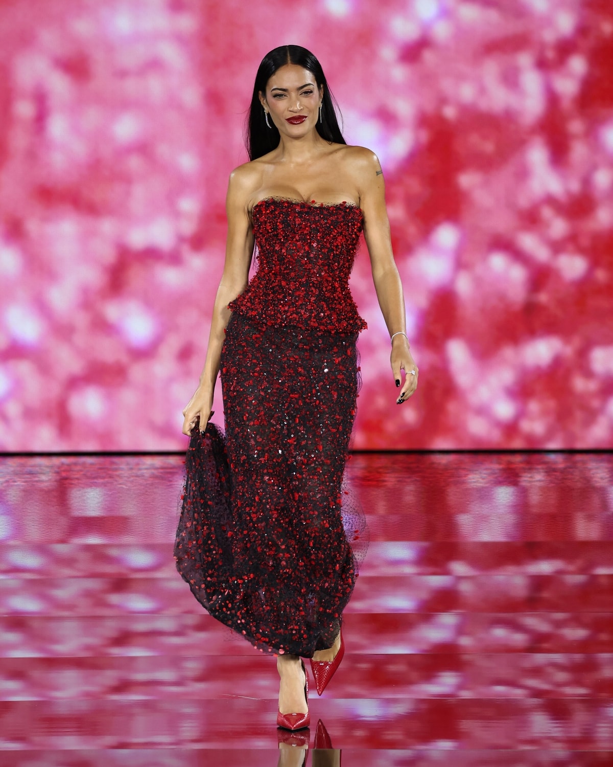 Elodie in Giorgio Armani alla sfilata di L'Oréal Paris a Parigi (ph Pietro S. D'Aprano/Getty Images for L'Oréal Paris)