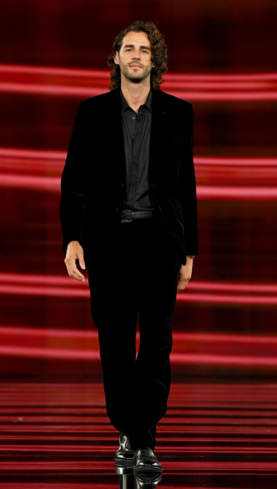 Gianmarco Tamberi in Giorgio Armani alla sfilata di L'Oréal Paris a Parigi (ph Kristy Sparow/Getty Images for L'Oréal Paris)