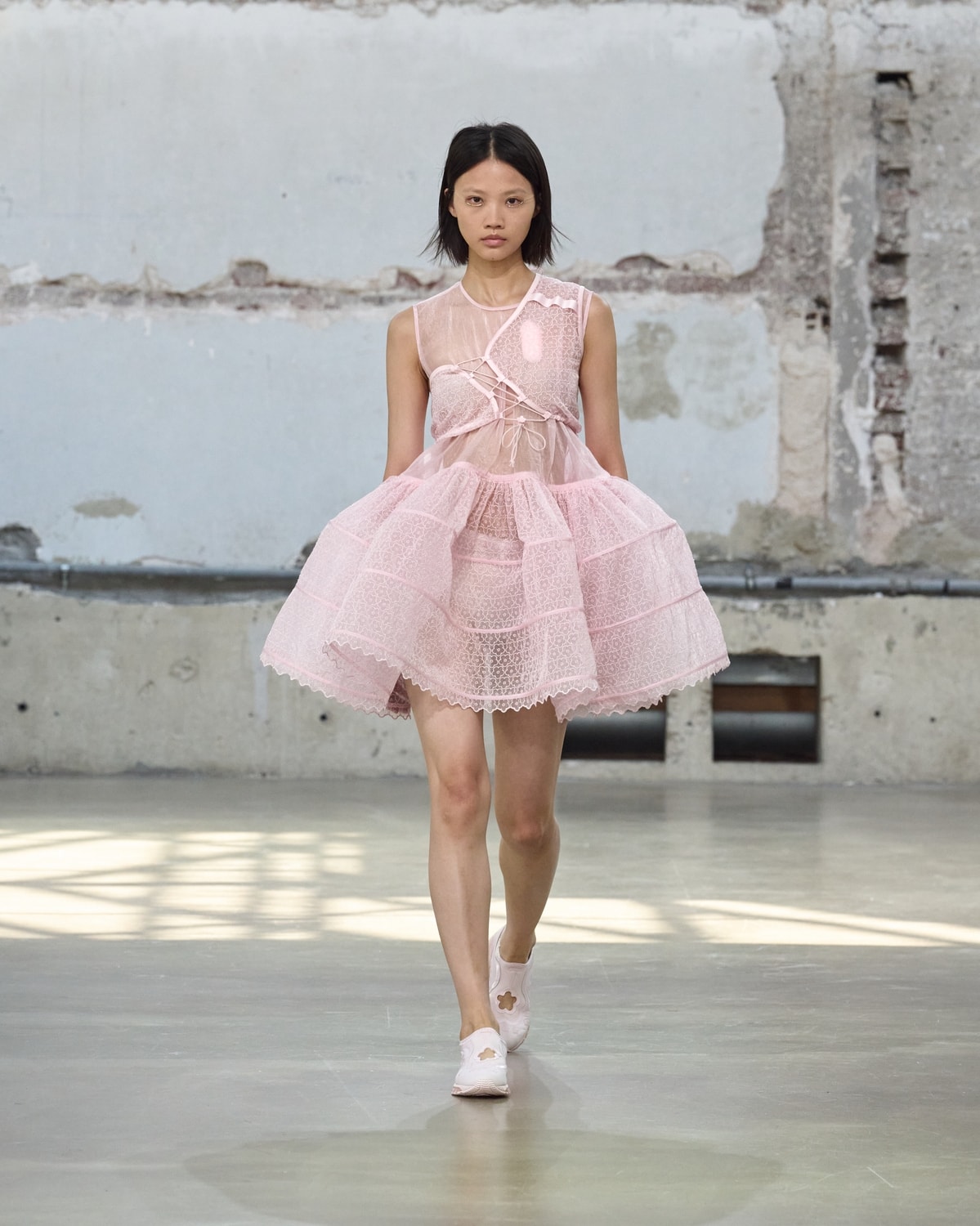 Un look Cecilie Bahnsen primavera-estate 2026 (courtesy Cecilie Bahnsen)